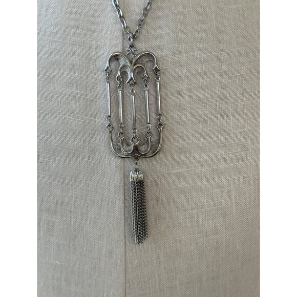 Vintage 70's Articulated Silver tone Tassel Pendant Necklace - Picture 2 of 10